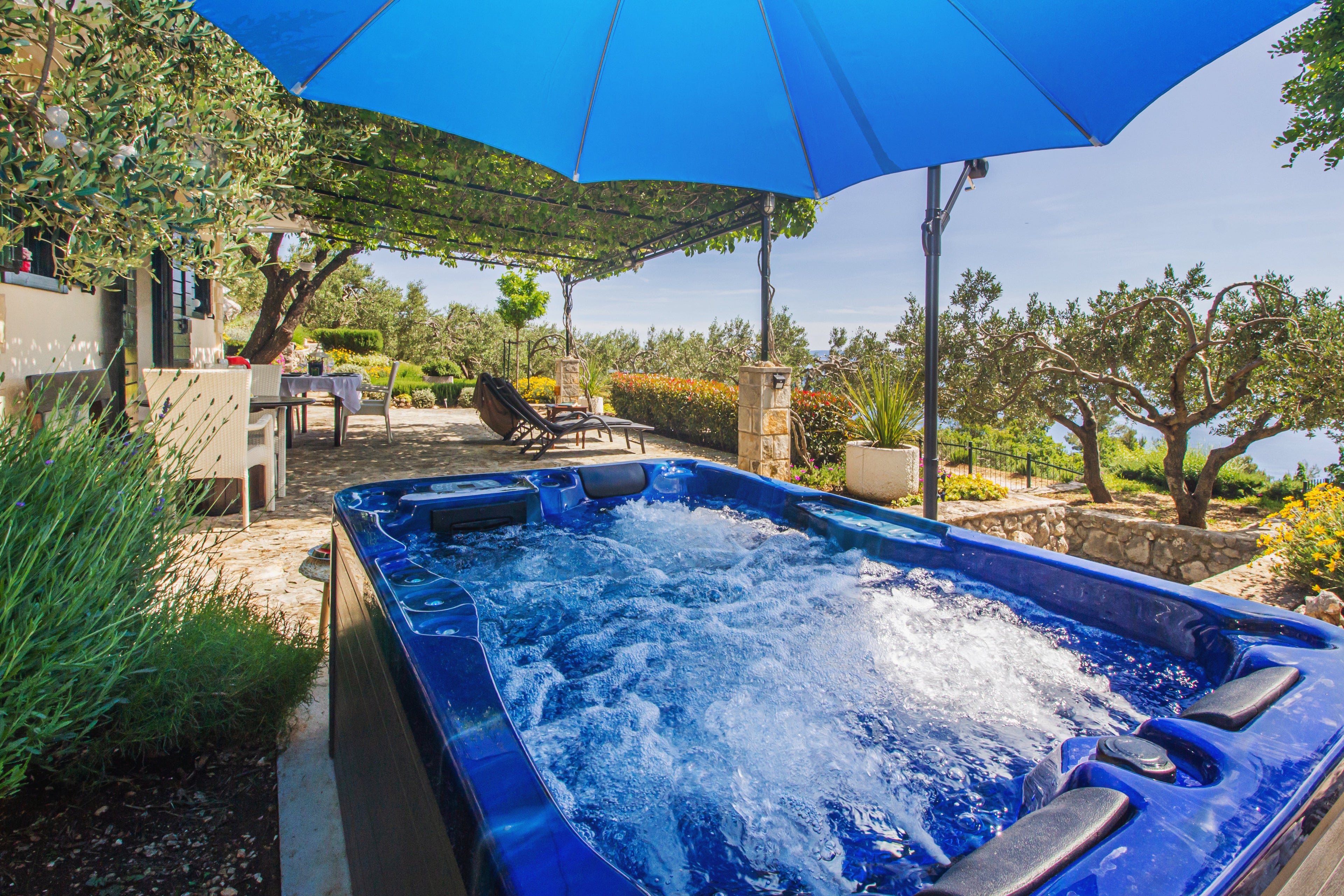 Holiday Home Oaza – Holiday Home with Jacuzzi above Baška Voda